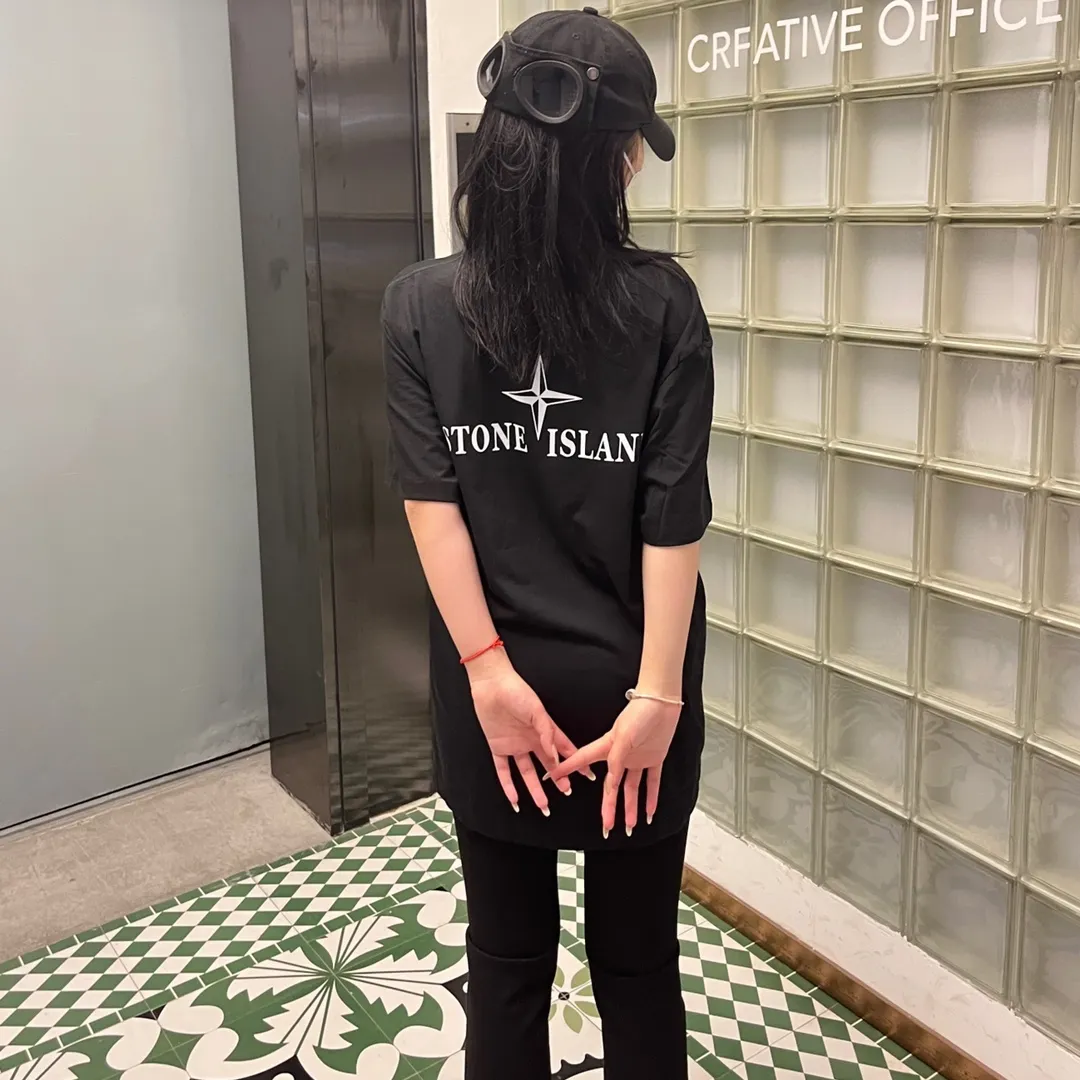 W610#P110💰 Stone Island logo printed front and back short-sleeved men's and women's loose casual T-shirts. Made of 260g combed cotton with 32-count double yarn. Double-threaded two-needle pressed thread. No deformation after long-term washing. Imported 3D printing. No fading. No cracking. Authentic pattern making. Double tags washed. Original packaging. Color: black-white. Size M-XXL.